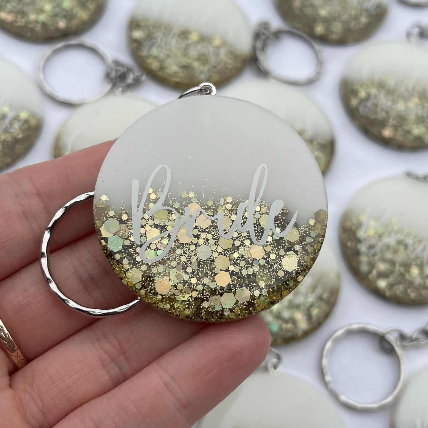 Bridal White & Gold Circle Keyring Favours | Choose your own text, names or Wedding options | Gift for Bride, Maid of Honour, Bridesmaid
